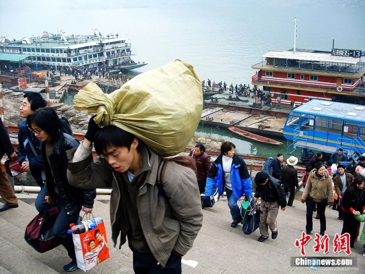 2005年1月24日，同时从宜昌港开出的5艘客轮安全抵达重庆云阳，3100多名民工返乡。 中新社发 饶国君 摄 ...