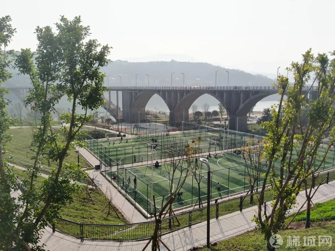 云阳双江大桥头的这个公园，给人和的朋友带来了什么？
